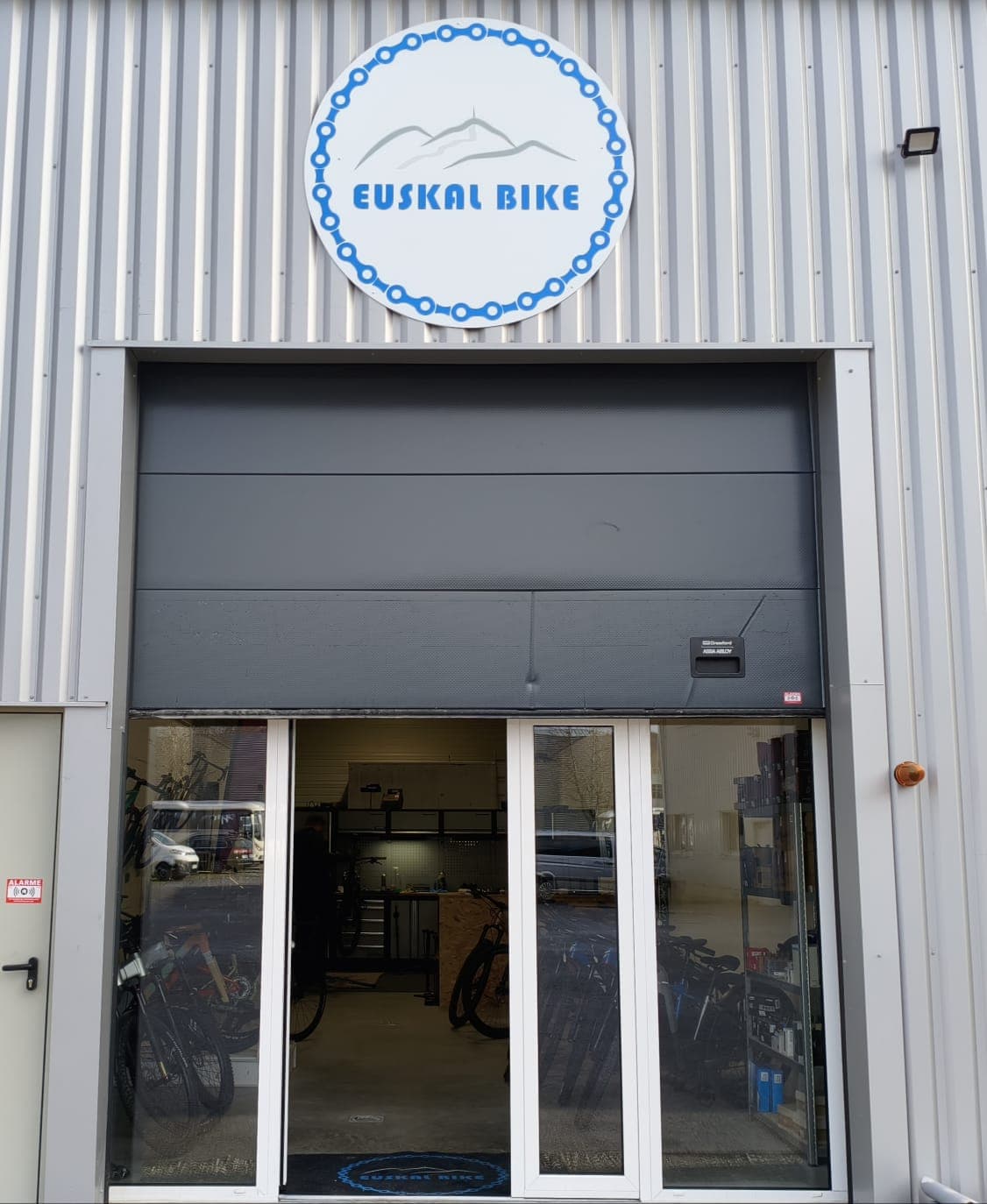 Devanture du magasin Euskal Bike à Urrugne