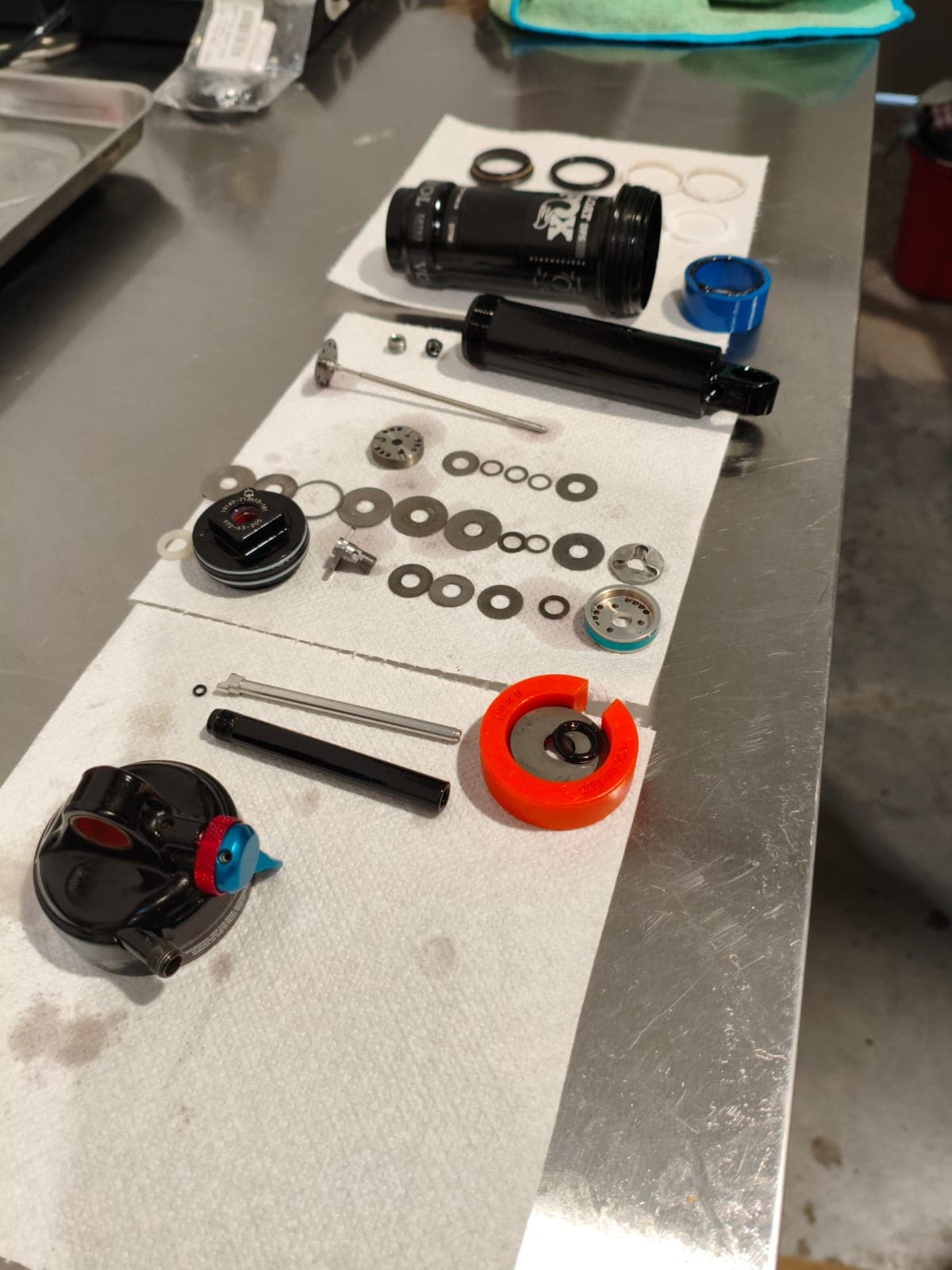 Pièces amortisseur RockShox démontées pour full service